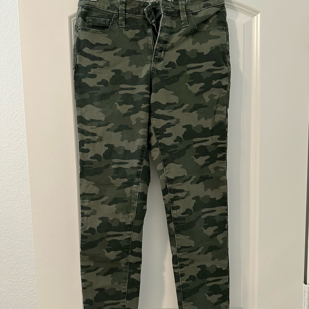 Universal Thread Green Camouflage Pants